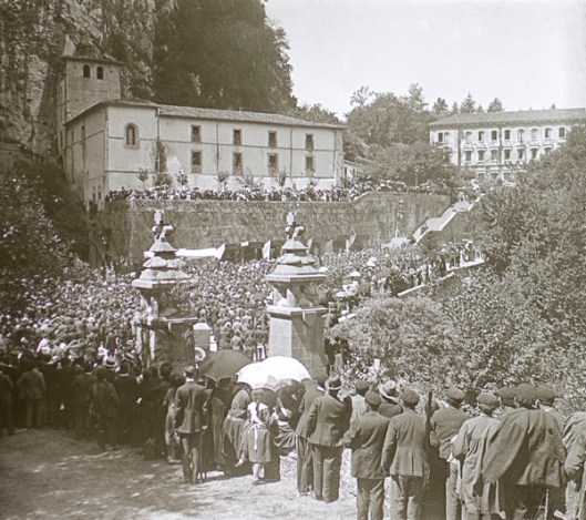 002 Multitud en Covadonga